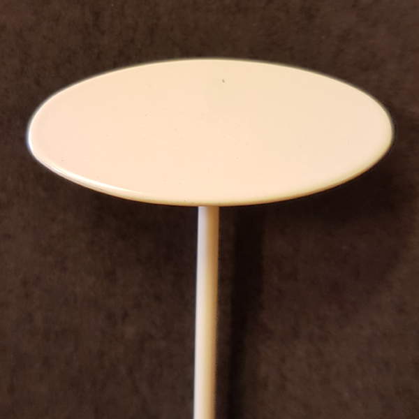 Blank skylt liten på spjut