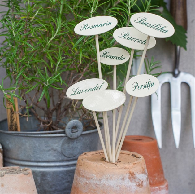 Schilder aus Emaille und Metall